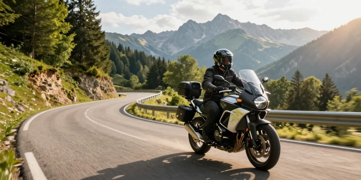 Erleben Sie kurvenreiche Motorradtouren planen mit atemberaubenden Bergstraßen und malerischen Ausblicken mit einem Biker.