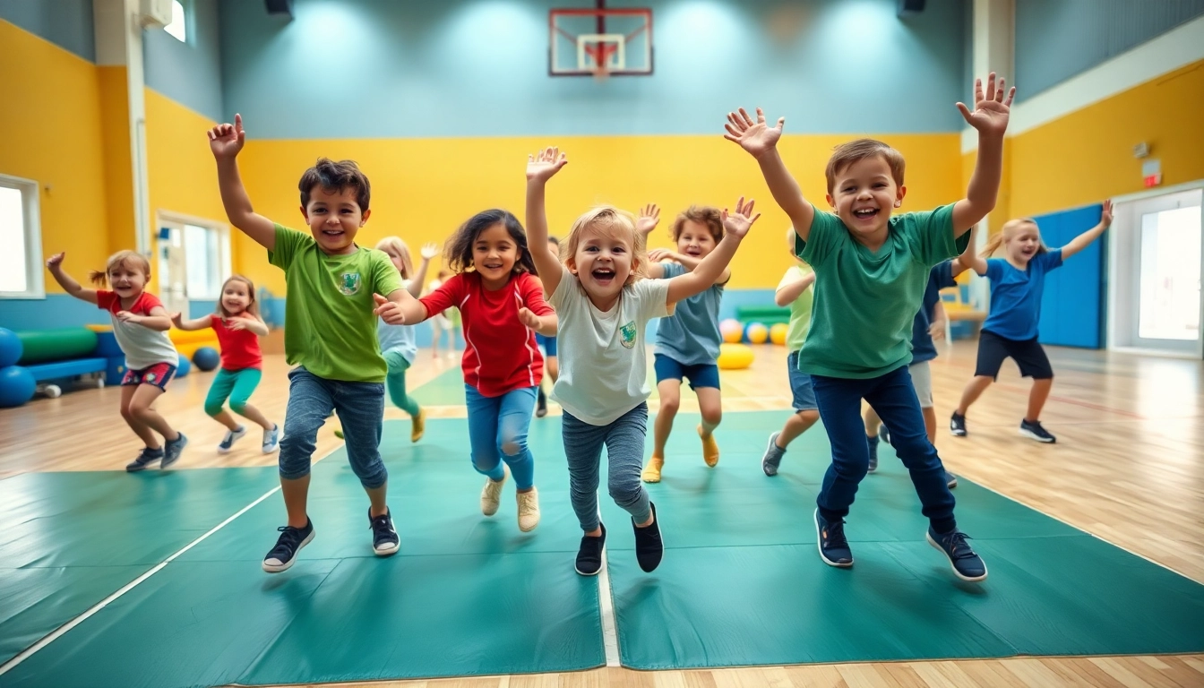 Hier mehr erfahren ueber begeisterte Kinder, die Bewegungsspiele in der Turnhalle spielen.
