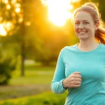 Aktive Person joggt in einem Park und symbolisiert effektiven Gewichtsverlust.