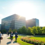 Headhunter Hannover Bürokomplex mit geschäftigen Menschen in modernen Businesskleidungen.