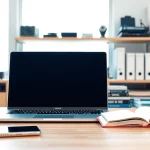 Erfahren Sie Technik Tipps für eine produktive Homeoffice-Umgebung mit modernen Geräten.
