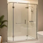 Elegante douche ruimte met een moderne douchecabine deur, die het stijlvolle ontwerp en de glaseigenschappen binnen een luxueuze badkameromgeving benadrukt.
