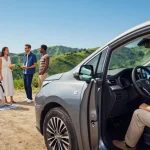 Engagierte Community im Toyota Verso Forum diskutiert die Funktionen des Toyota Verso an einer malerischen Aussichtsplattform.