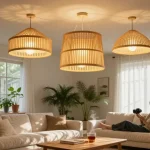Stilvolle Deckenlampen aus Bambus, die ein gemütliches Wohnzimmer mit natürlichem Licht erhellen.