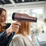 Verwenden des laifen föhn für perfekte Frisuren im modernen Friseursalon.