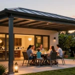 Terrassenüberdachung in modernem Design mit Familie beim Abendessen, einladende Atmosphäre